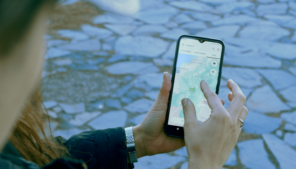 Una persona usa en su móvil la aplicación de surikat para visualizar un mapa